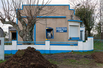 Policlínica de ASSE, cabina de teléfono público de Antel - Departamento de Paysandú - URUGUAY. Foto No. 74037