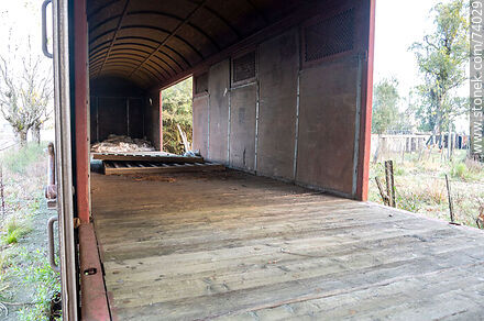 Estación de trenes Piedra Sola. Interior de un antiguo vagón de carga - Departamento de Paysandú - URUGUAY. Foto No. 74029