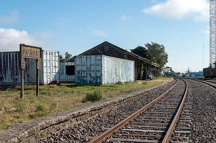 Contenedores de Antel en la estación de ferrocarril de pueblo Achar - Departamento de Tacuarembó - URUGUAY. Foto No. 74061