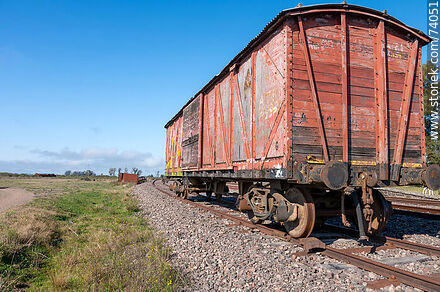 Vagón de carga en la estación de ferrocarril de pueblo Achar - Departamento de Tacuarembó - URUGUAY. Foto No. 74051