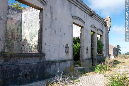 Restos de la antigua estación Churchill - Departamento de Tacuarembó - URUGUAY. Foto No. 74159