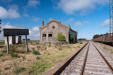 Abandonada estación Churchill con su cartel, vías y antiguos vagones - Departamento de Tacuarembó - URUGUAY. Foto No. 74155