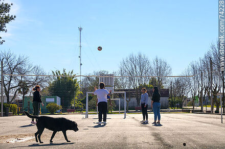 Jóvenes haciendo deporte - Departamento de Cerro Largo - URUGUAY. Foto No. 74228