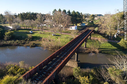 Vista aérea del puente ferroviario sobre el arroyo Fraile Muerto - Departamento de Cerro Largo - URUGUAY. Foto No. 74295