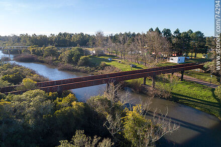 Vista aérea del puente ferroviario sobre el arroyo Fraile Muerto - Departamento de Cerro Largo - URUGUAY. Foto No. 74294