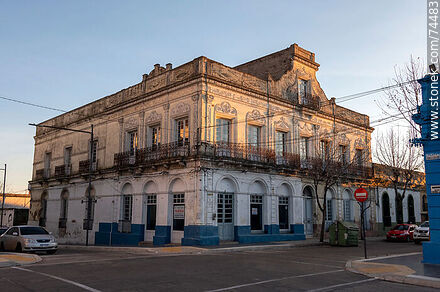 Old mansion on the corner of Del Pilar and Aparicio Saravia streets. - Department of Cerro Largo - URUGUAY. Photo #74483