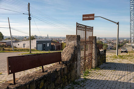 Portón original de la antigua Enfermaria Militar - Departamento de Cerro Largo - URUGUAY. Foto No. 74715