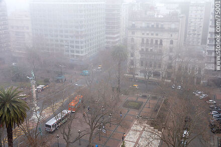 Vista aérea de la plaza Cagancha y su entorno en un día de niebla - Departamento de Montevideo - URUGUAY. Foto No. 75001