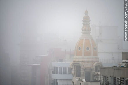 Cúpula del edificio San Felipe y Santiago en la Av. 18 de Julio esquina Yaguarón entre la niebla - Departamento de Montevideo - URUGUAY. Foto No. 74970