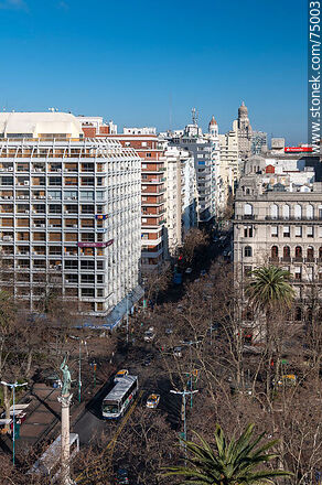 Vista aérea de las plazas Cagancha y Libertad, edificios linderos y la Av. 18 de Julio - Departamento de Montevideo - URUGUAY. Foto No. 75003