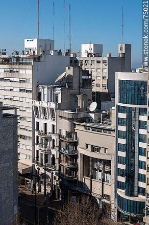 Edificios en 18 de Julio - Departamento de Montevideo - URUGUAY. Foto No. 75021