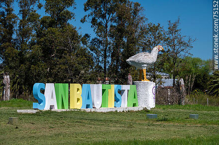 Letrero de San Bautista con la figura del pollo - Departamento de Canelones - URUGUAY. Foto No. 75152