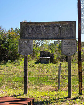 Estación de trenes Cazot en San Bautista. Cartel de la estación - Departamento de Canelones - URUGUAY. Foto No. 75133