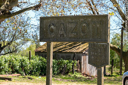 Estación de trenes Cazot en San Bautista. Cartel de la estación - Departamento de Canelones - URUGUAY. Foto No. 75129