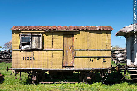 Estación de trenes Cazot en San Bautista. Antiguo vagón de madera de AFE - Departamento de Canelones - URUGUAY. Foto No. 75127