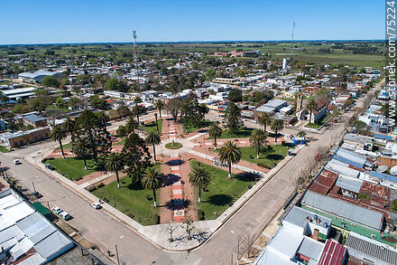 Vista aérea de la plaza de Santa Rosa - Departamento de Canelones - URUGUAY. Foto No. 75224