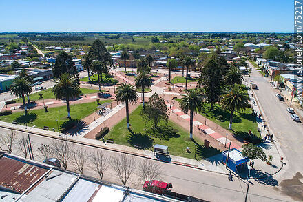 Vista aérea de la plaza de Santa Rosa - Departamento de Canelones - URUGUAY. Foto No. 75217