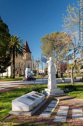 Plaza de Chamizo. Busto de Plácido Labayen - Departamento de Florida - URUGUAY. Foto No. 75319