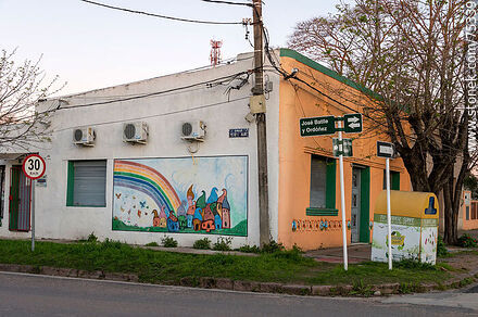 Mural en la calle José Batlle y Ordóñez. Deposito de plásticos para reciclar - Departamento de Canelones - URUGUAY. Foto No. 75339