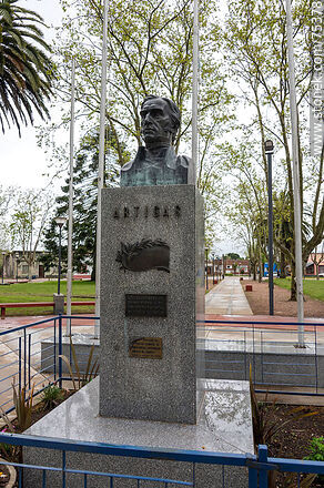 Plaza Artigas. Busto a Artigas - Departamento de Durazno - URUGUAY. Foto No. 75378