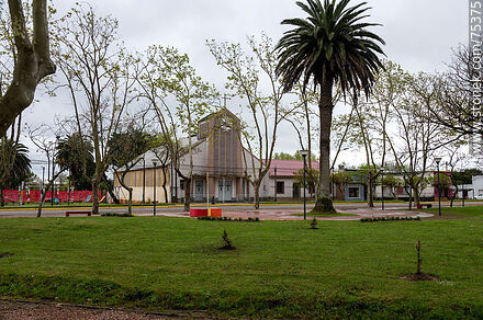 Plaza Artigas. Parroquia - Departamento de Durazno - URUGUAY. Foto No. 75375