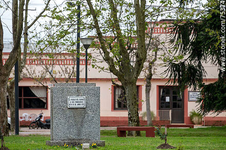 Plaza Artigas. Homenaje de los pobladores a los fundadores del pueblo - Departamento de Durazno - URUGUAY. Foto No. 75374