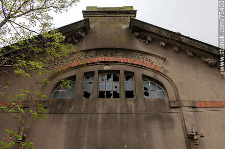 Antiguo edificio de la Usina Electrica de Sarandí del Yí - Departamento de Durazno - URUGUAY. Foto No. 75403