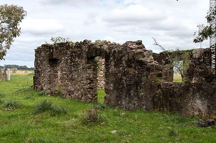 Ruins at the bottom of what used to be the Reboledo Club - Department of Florida - URUGUAY. Photo #75504