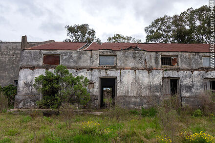 Ruinas de lo que fue el Club Social y Atlético Reboledo próximo a la antigua estación de trenes - Departamento de Florida - URUGUAY. Foto No. 75494