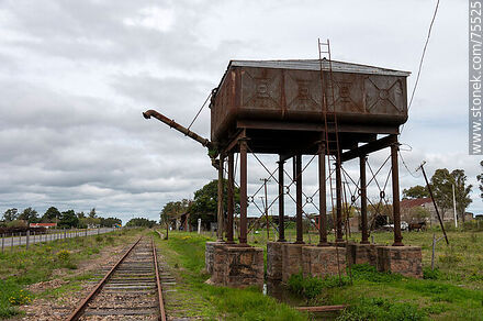 Antigua estación de trenes Reboledo. Depósito para agua de hierro con surtidor - Departamento de Florida - URUGUAY. Foto No. 75525