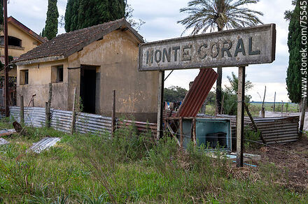Antigua estación de trenes Monte Coral. Cartel de la estación - Departamento de Florida - URUGUAY. Foto No. 75545