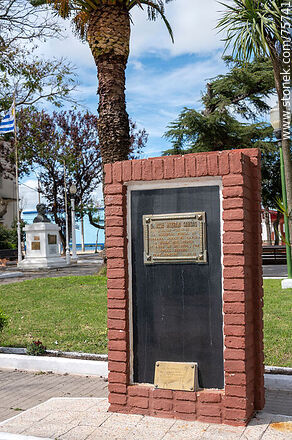 Artigas Square. Monolith and plaque in homage to Dr. José Mizraji Sardas - Department of Florida - URUGUAY. Photo #75741