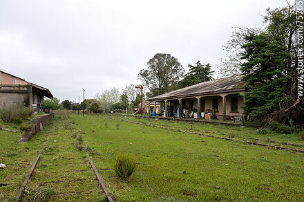 Antigua estación de trenes Elías Regules. Vías sin trenes por décadas - Departamento de Durazno - URUGUAY. Foto No. 75765