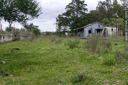 Old Tabaré train station. On the left the platform of the freight trains. - Department of Florida - URUGUAY. Photo #75792