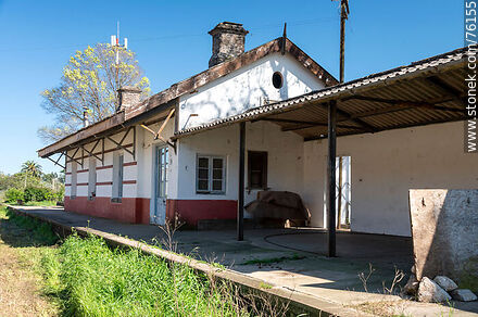 Estación Yí de ferrocarriles. Andén de la estación - Departamento de Durazno - URUGUAY. Foto No. 76155