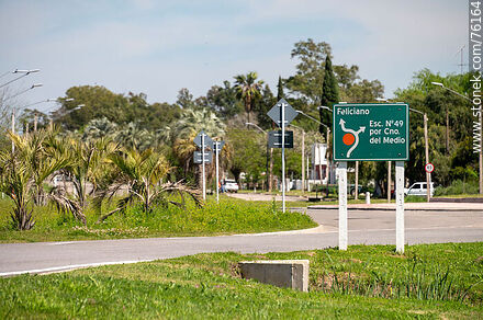 Access traffic circle to the capital of Durazno by the Old Bridge over the Yí River. - Durazno - URUGUAY. Photo #76164