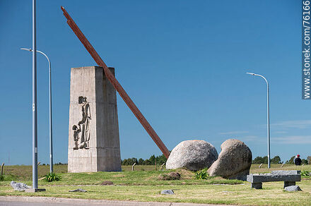 Relief monolith dedicated to mother and son - Durazno - URUGUAY. Photo #76166