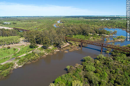 Vista aérea del puente ferroviario y el Puente Viejo sobre el río Yí - Departamento de Durazno - URUGUAY. Foto No. 76182