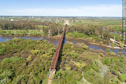 Vista aérea del puente ferroviario que cruza el río Yí desde Santa Bernardina a Durazno capital - Departamento de Durazno - URUGUAY. Foto No. 76176