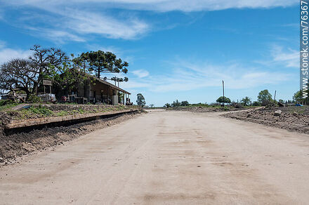 Estación Goñi de ferrocarril antes del pasaje del tren de UPM (2021). Espacio para la nueva vía - Departamento de Florida - URUGUAY. Foto No. 76367