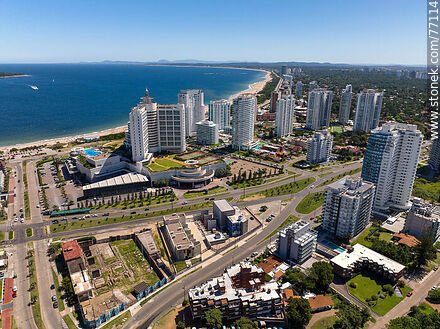 Vista aérea desde lo alto de los edificios hacia la playa Mansa. Avenida Artigas - Punta del Este y balnearios cercanos - URUGUAY. Foto No. 77114