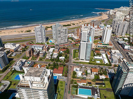 Vista aérea desde lo alto de los edificios hacia la playa - Punta del Este y balnearios cercanos - URUGUAY. Foto No. 77087