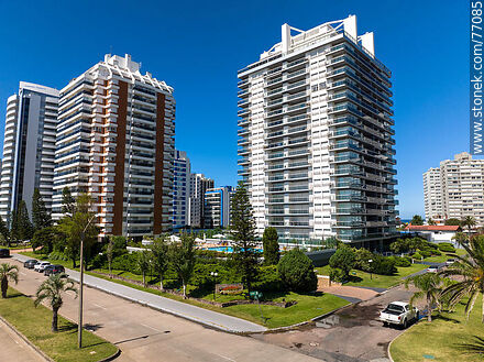 Vista aérea de edificios de la Avenida Chiverta - Punta del Este y balnearios cercanos - URUGUAY. Foto No. 77085
