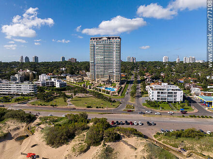 Vista aérea de la torre Jardín - Punta del Este y balnearios cercanos - URUGUAY. Foto No. 77108
