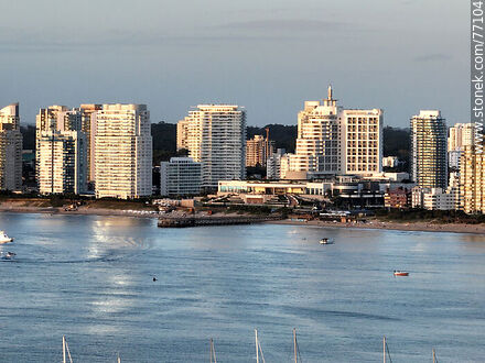 Vista aérea del hotel Enjoy y torres próximas - Punta del Este y balnearios cercanos - URUGUAY. Foto No. 77104