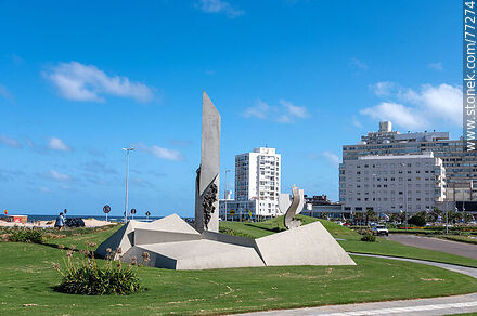 Sculptures in front of Brava Beach at Parada 1 - Punta del Este and its near resorts - URUGUAY. Photo #77274