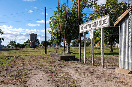 Estación de trenes Arroyo Grande en Ismael Cortinas en el límite de cuatro departamentos. Cartel de la estación - Departamento de Flores - URUGUAY. Foto No. 77401