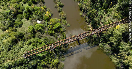 Vista aérea del puente ferroviario sobre el río San José - Departamento de San José - URUGUAY. Foto No. 77515