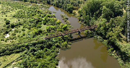 Vista aérea del puente ferroviario sobre el río San José - Departamento de San José - URUGUAY. Foto No. 77514