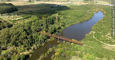 Vista aérea de los puentes ferroviario y carretero en ruta 11 sobre el río San José - Departamento de San José - URUGUAY. Foto No. 77511